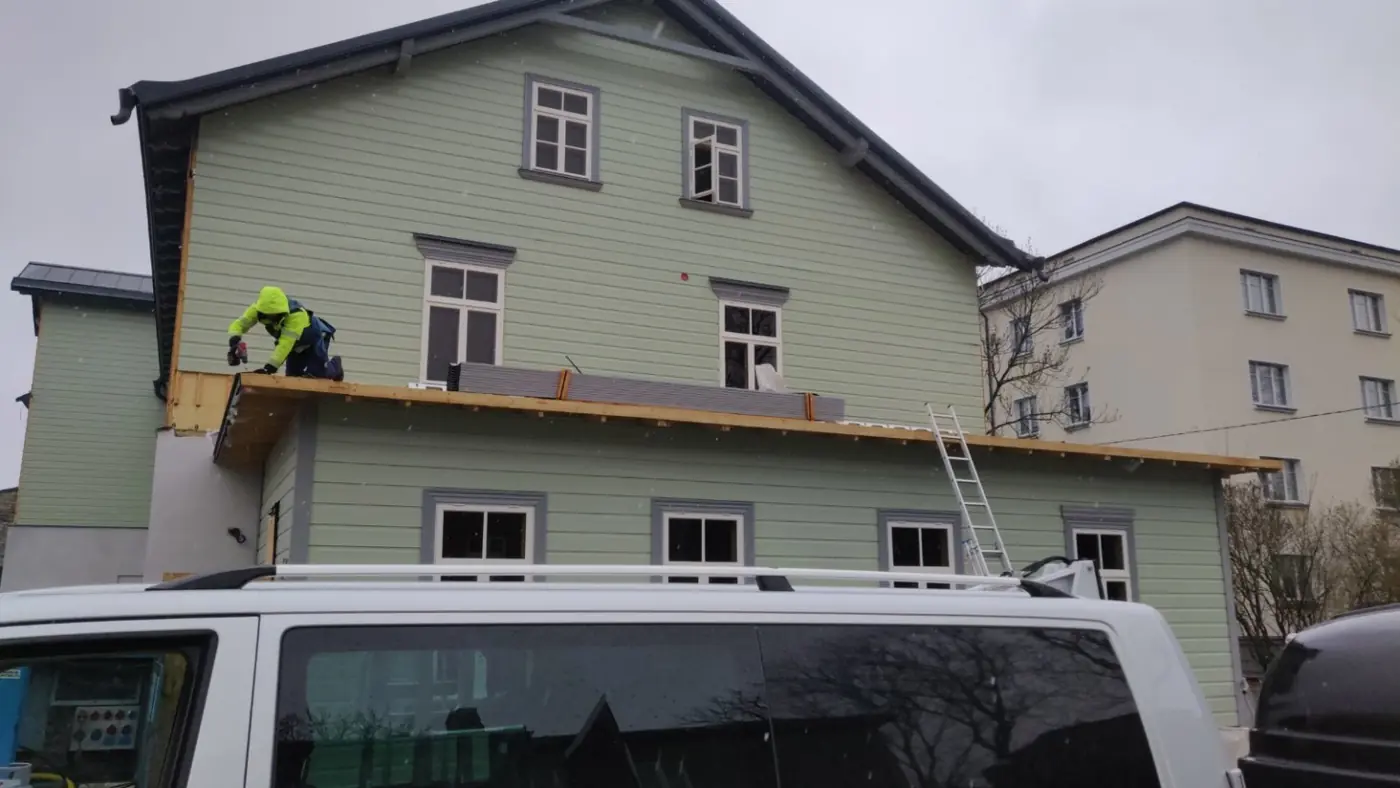 Helerohelise fassaadiga puitmaja pärast renoveerimist