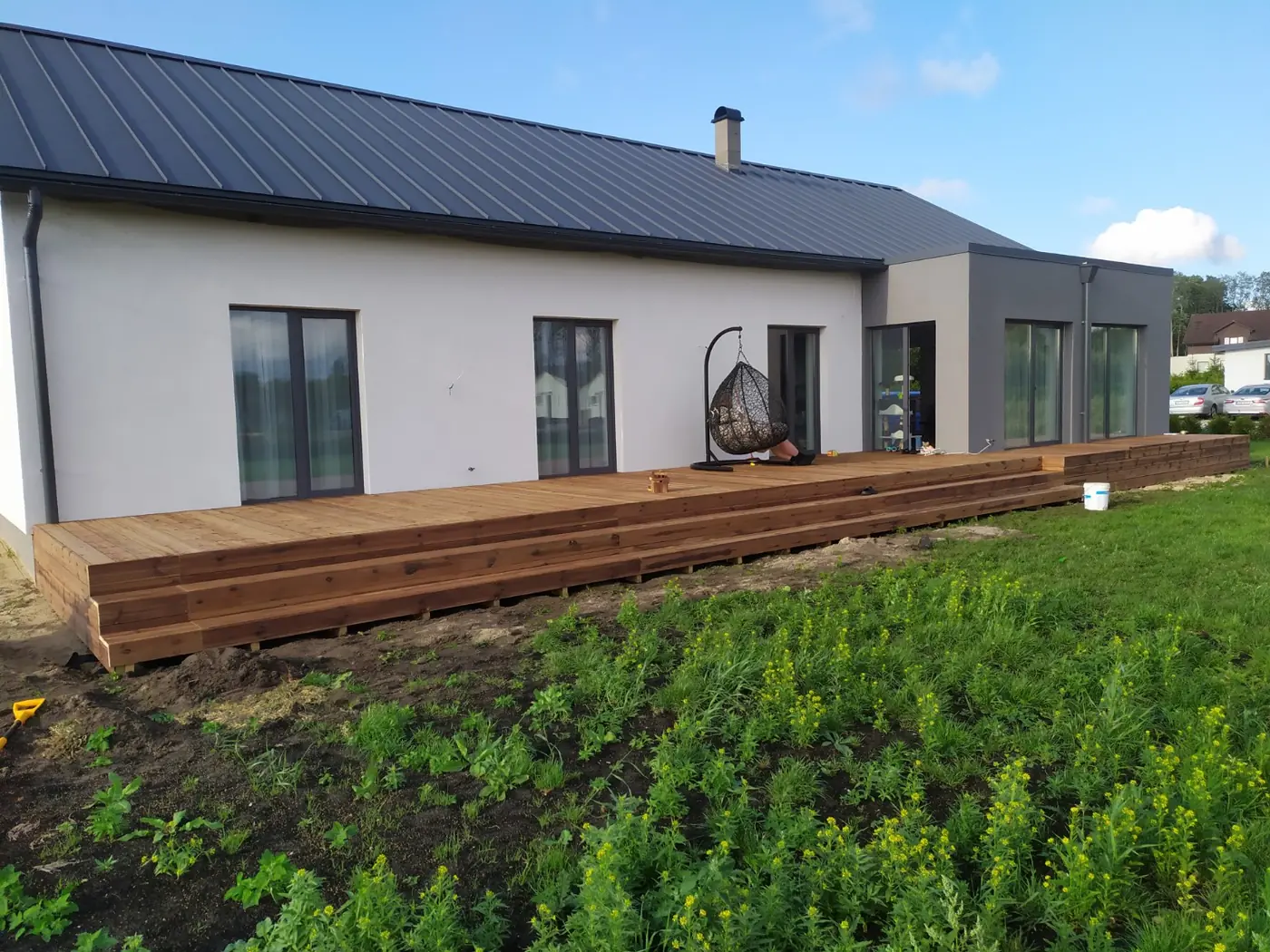 Valmis puidust terrass kaasaegse eramu juures